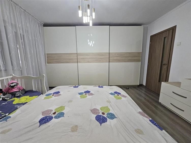 Apartament cu 3 camere decomandat în Călărași