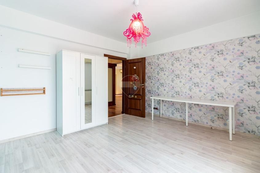 Apartament cu 3 camere semidecomandat, mobilat în Sisești