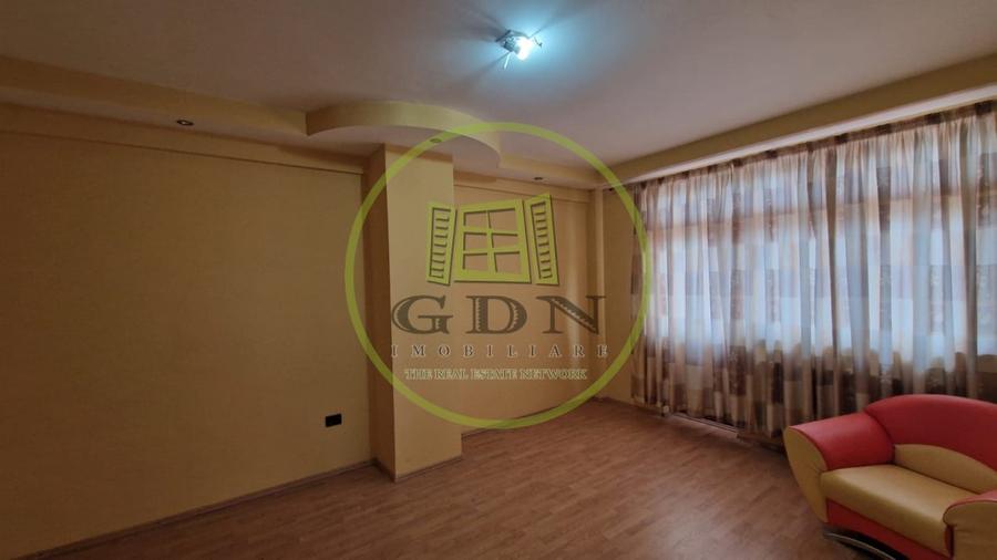 Spațiu comercial, de 800 mp, în Rovine