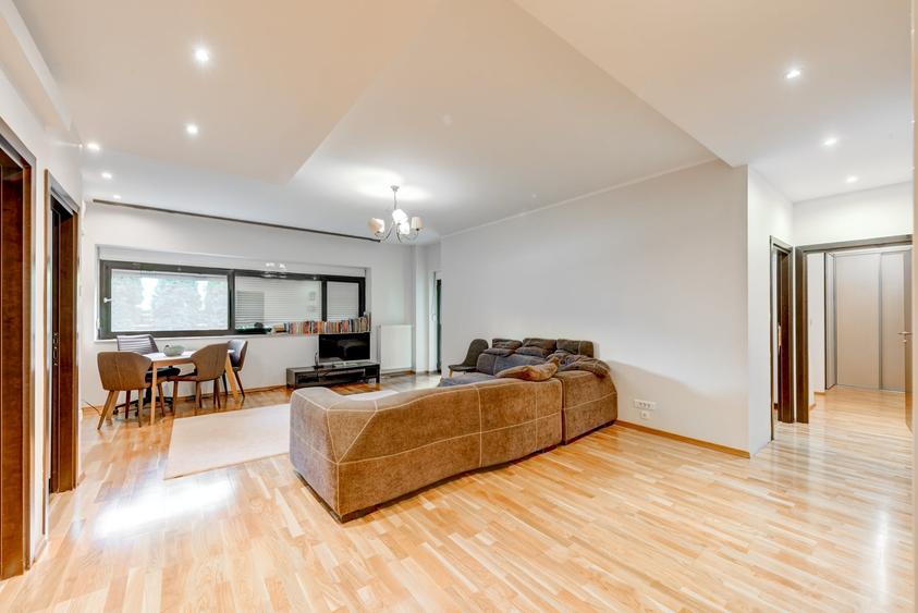 Apartament cu 3 camere semidecomandat, mobilat în Băneasa