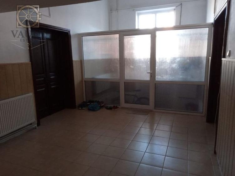 Casă individuală cu 12 camere cu Canalizare în Tineretului