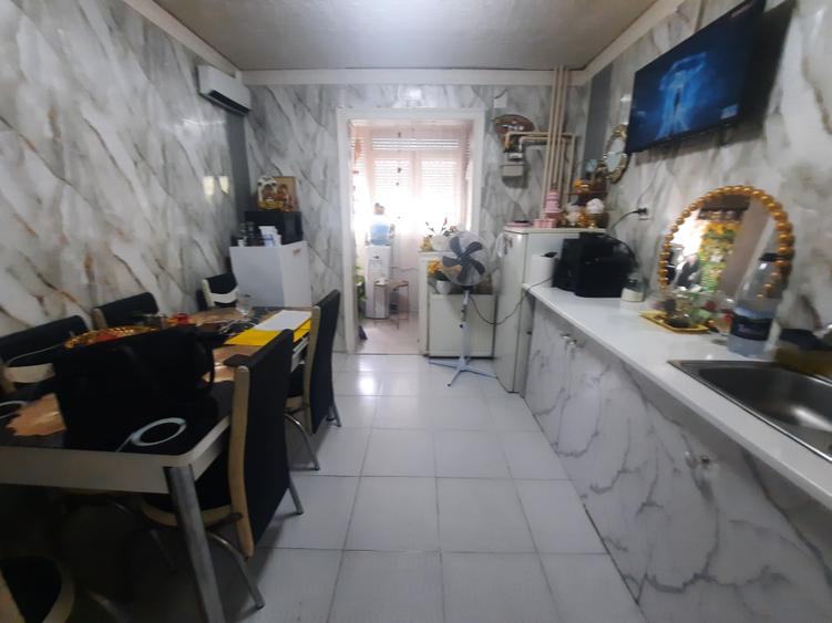 Apartament cu 3 camere semidecomandat în Militari