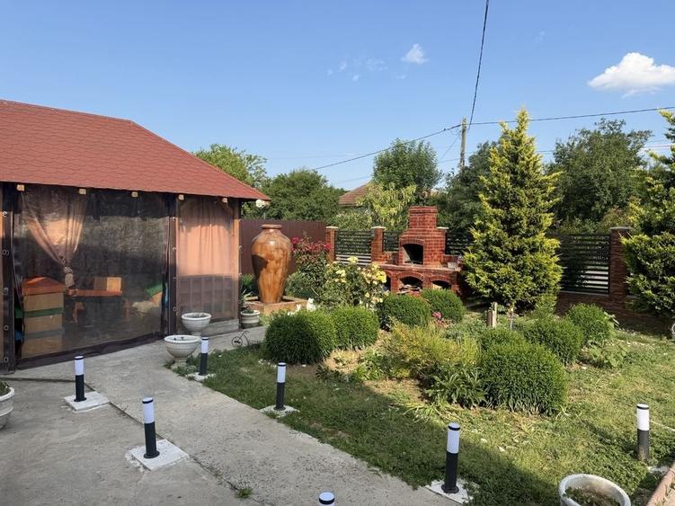 Casă cu 4 camere în Mânăstioara