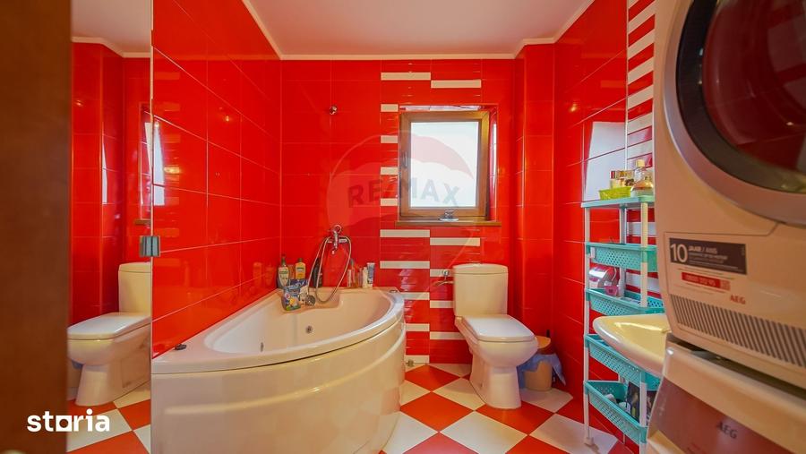 Casă cu 7 camere cu Teren 300 Mp în Central