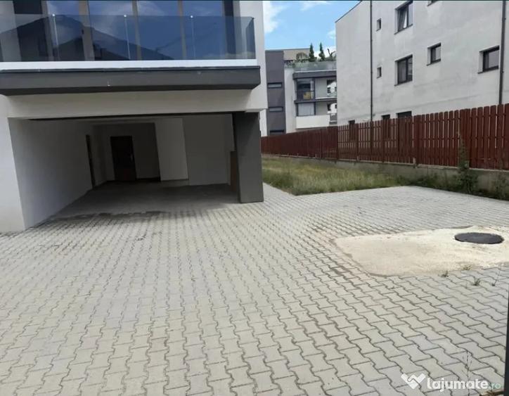 Garsonieră decomandată în Tractorul