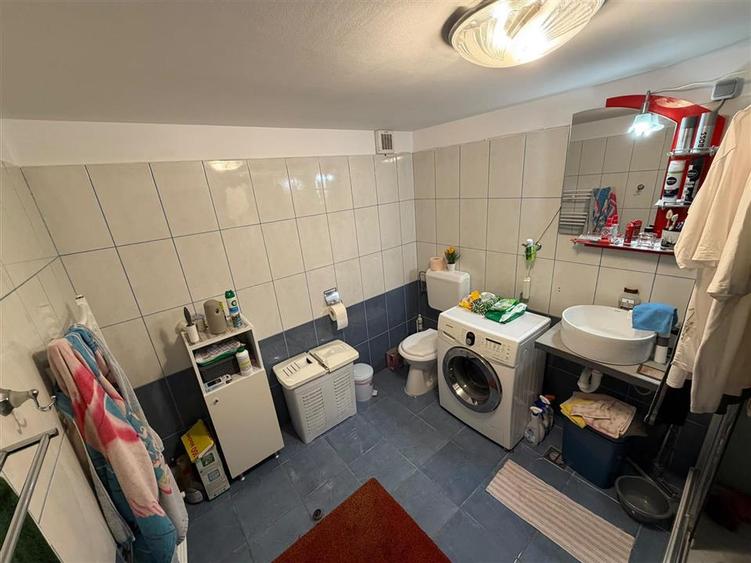 Casă individuală cu 7 camere cu Canalizare în Cocorăștii Colț