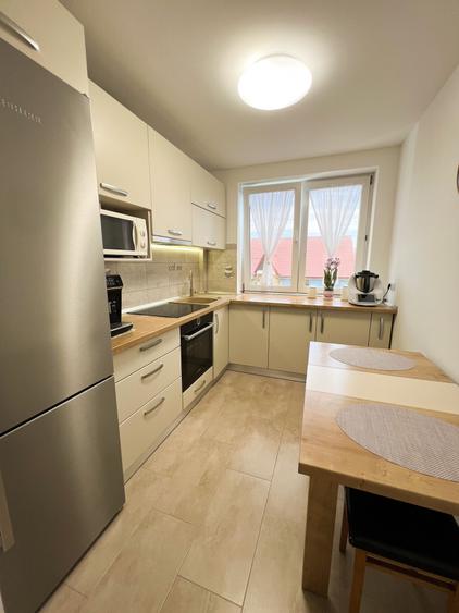 Apartament cu 3 camere semidecomandat în Săsar