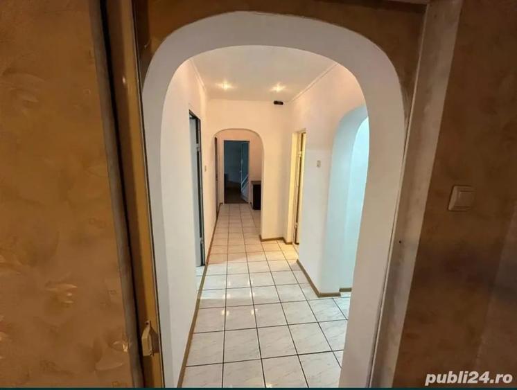 Apartament cu 3 camere decomandat în Școlilor