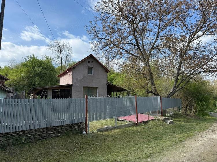 Casă cu Teren 799 Mp în Cislău