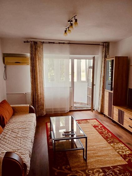 Garsonieră decomandată în Costin Georgian