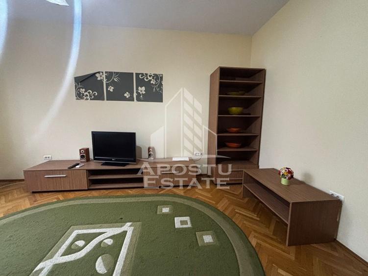 Apartament cu 4 camere semidecomandat, mobilat în Central