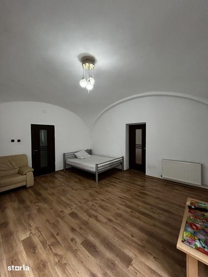 Apartament cu 3 camere, mobilat în Boul Roșu
