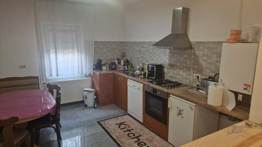 Casă individuală cu 5 camere cu Canalizare în Roșu