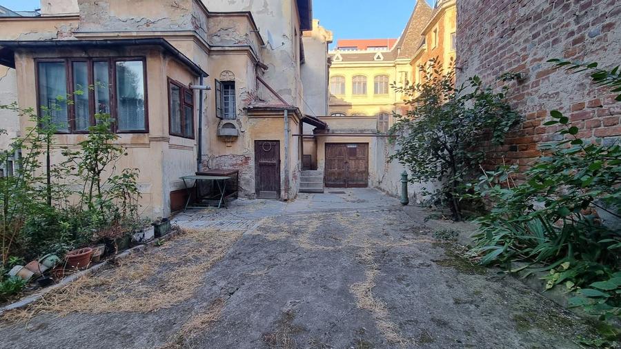 Casă individuală cu 5 camere cu Canalizare în Calea Victoriei