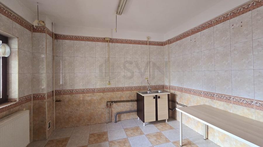 Casă individuală cu 10 camere cu Canalizare în 13 Septembrie
