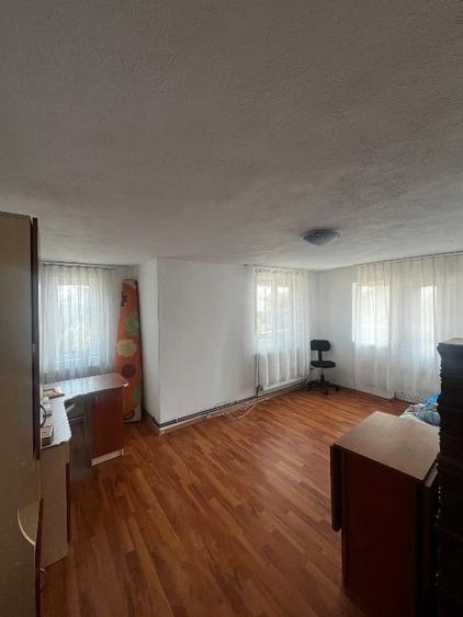Casă individuală cu 5 camere cu Canalizare în Priseaca
