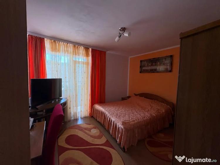 Apartament cu 3 camere semidecomandat în Florești
