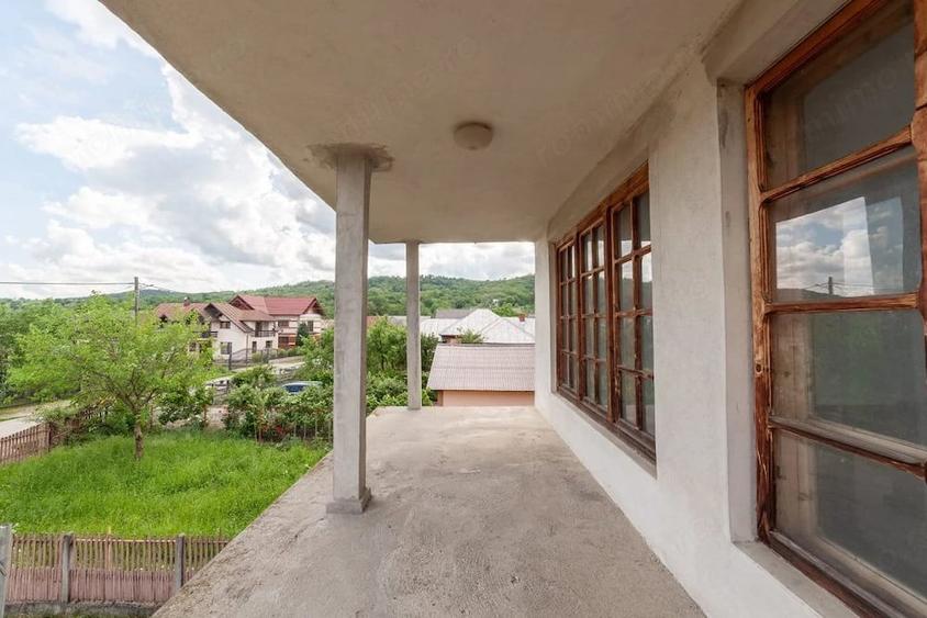 Casă cu 5 camere cu Teren 1093 Mp în Domnești