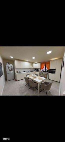 Casă cu 5 camere cu Teren 1000 Mp în Zvoriștea