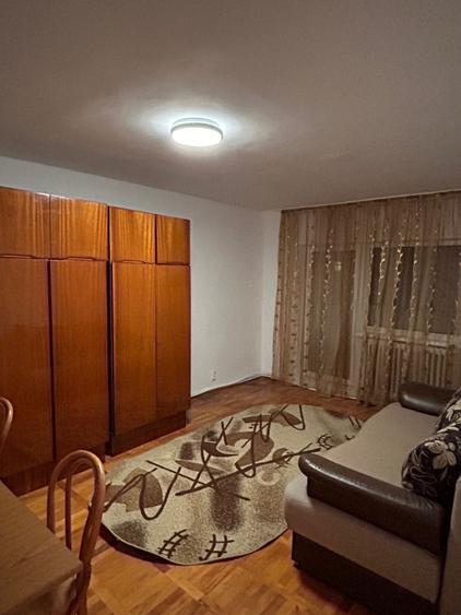 Apartament cu 3 camere decomandat în Exterior Vest