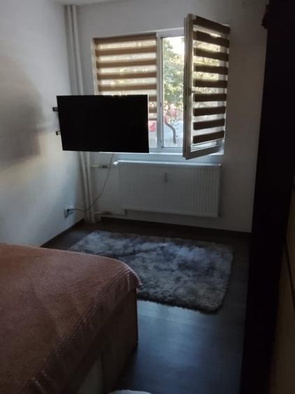 Apartament cu 3 camere semidecomandat în Pajura