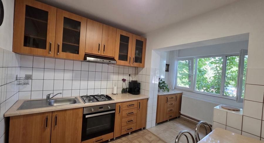 Apartament cu 3 camere decomandat, mobilat în Aradului