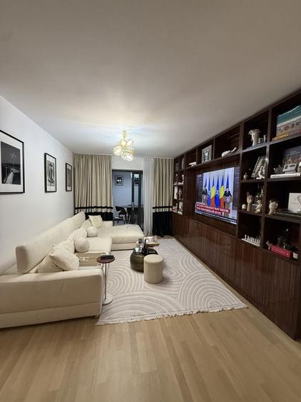 Apartament cu 3 camere decomandat, mobilat în Exterior Vest