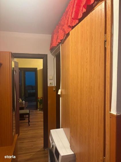 Apartament cu 3 camere semidecomandat în Craiovița Nouă