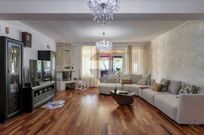 Casă individuală cu 6 camere cu Teren 492 Mp în Exterior Est