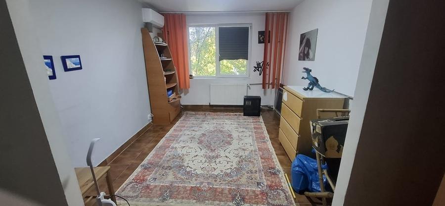 Apartament cu 3 camere semidecomandat în Crângași