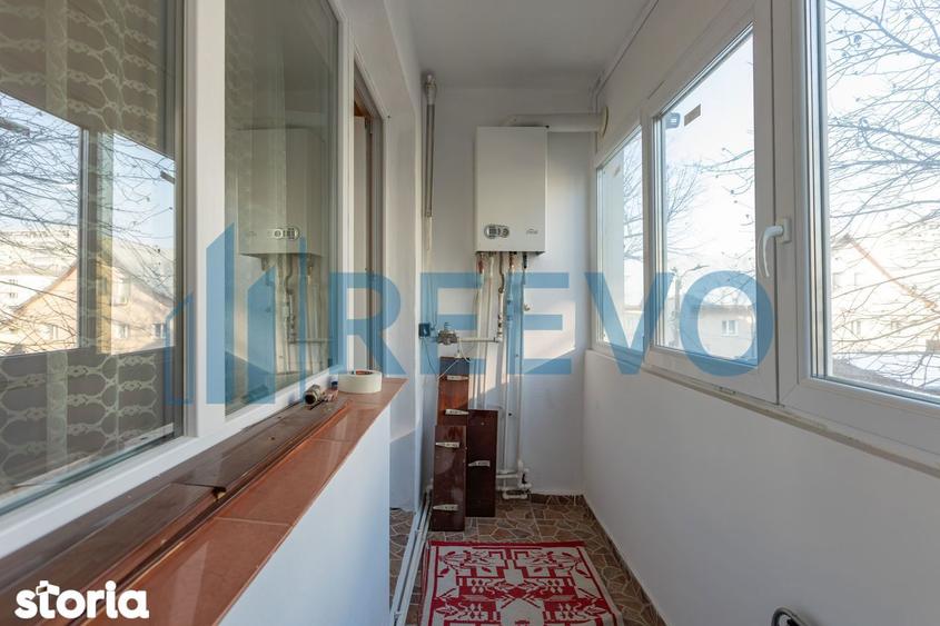Apartament cu 3 camere semidecomandat, mobilat în Cornișa