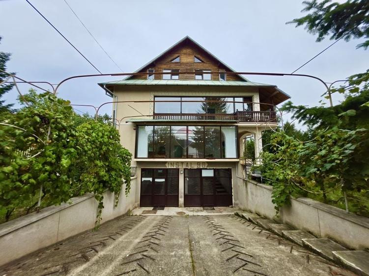 Casă individuală cu 15 camere cu Teren 1092 Mp în Câmpinița