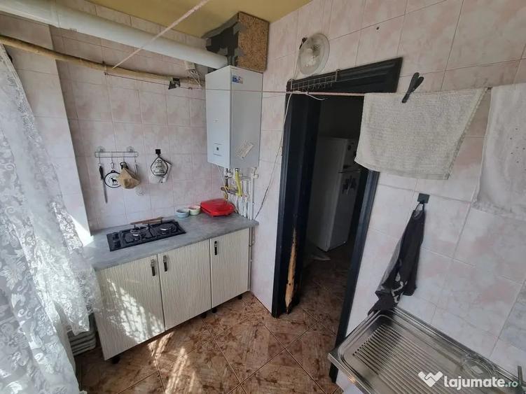 Apartament cu 2 camere decomandat în Far