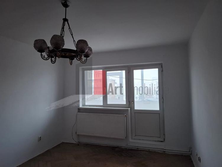 Apartament cu 4 camere decomandat în Central