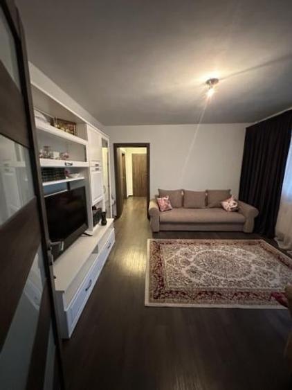 Apartament cu 3 camere semidecomandat, mobilat în Dristor