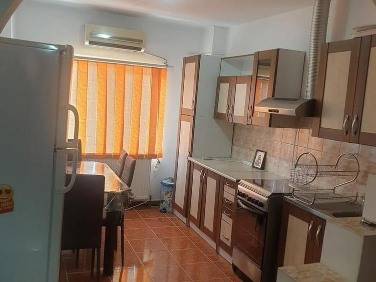Apartament cu 3 camere decomandat, mobilat în Central