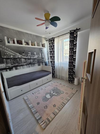 Apartament cu 3 camere decomandat în Roșu