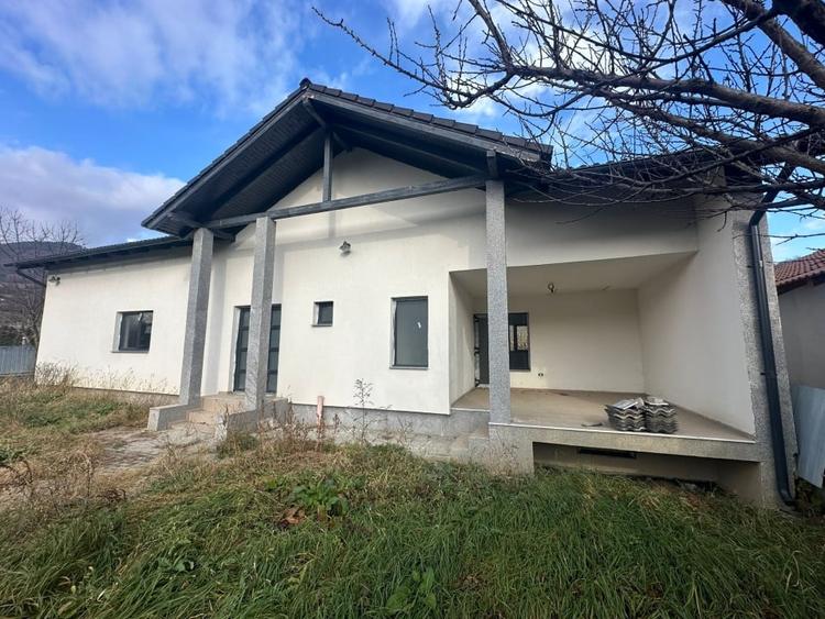 Casă individuală cu 3 camere cu Teren 450 Mp în Ampoița