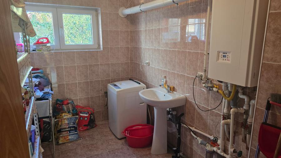 Casă cu 5 camere cu Teren 1159 Mp în Zăvoi