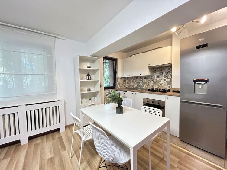 Apartament cu 3 camere decomandat, mobilat în Băneasa
