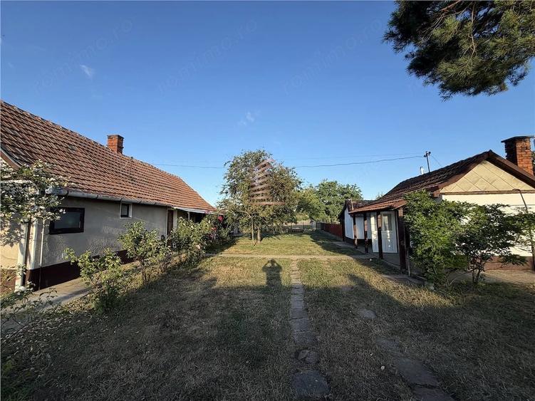 Casă cu Teren 4600 Mp în Periferie