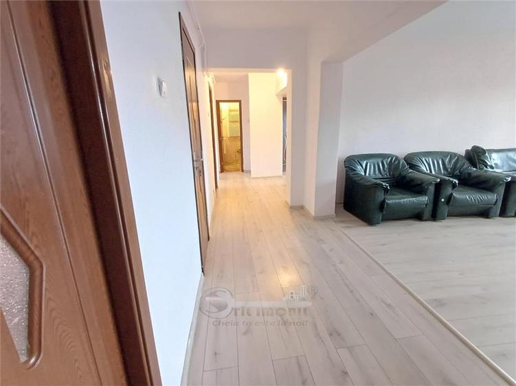 Apartament cu 4 camere decomandat în Nicolina