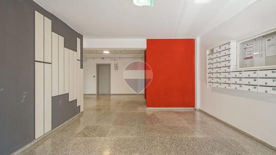 Apartament cu 3 camere decomandat în Tractorul