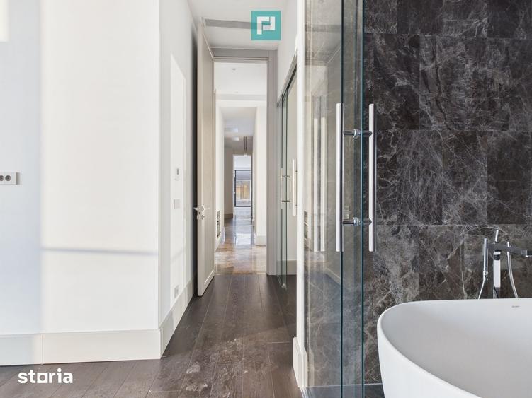 Apartament cu 4 camere decomandat în Tei