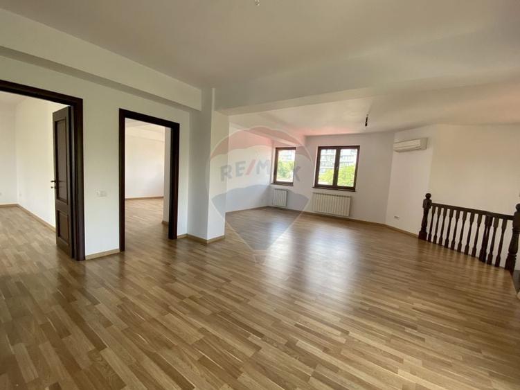Casă individuală cu 8 camere cu Teren 300 Mp în Aviației