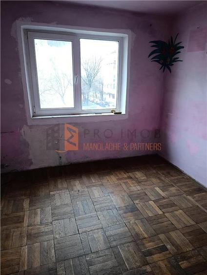 Apartament cu 3 camere semidecomandat în Micro 3