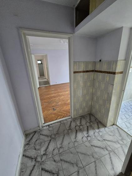 Apartament cu 3 camere semidecomandat în Mioriței