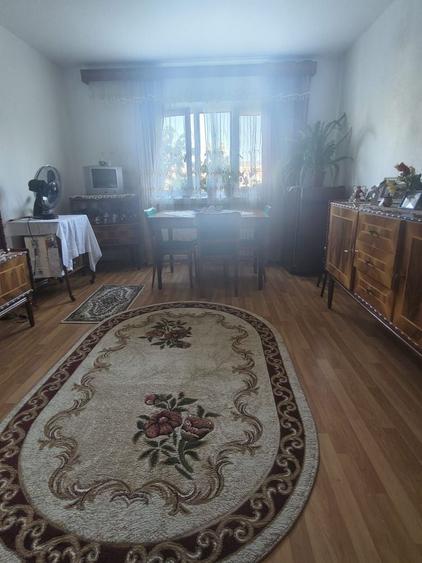 Apartament cu 3 camere decomandat în Nicolina