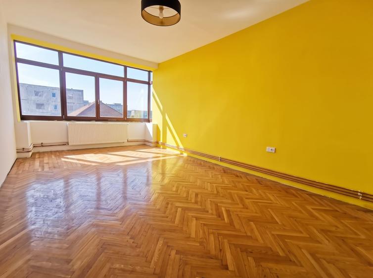 Apartament cu 5 camere decomandat în Soarelui