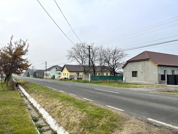 Teren Construcții intravilan de 2104 mp, în Sânmihaiu Român